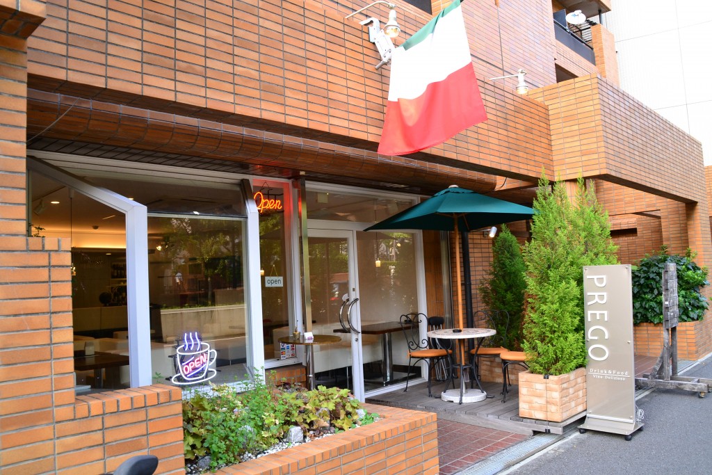 「横浜大通り公園」沿いの同店外観 レンガ地のマンションにイタリア国旗が目印