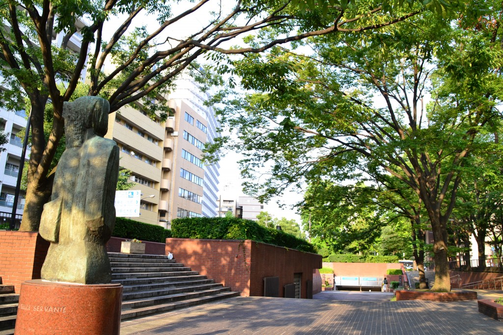 都会にいることを忘れそうな立地 「横浜大通り公園」の豊かな緑が満喫できる